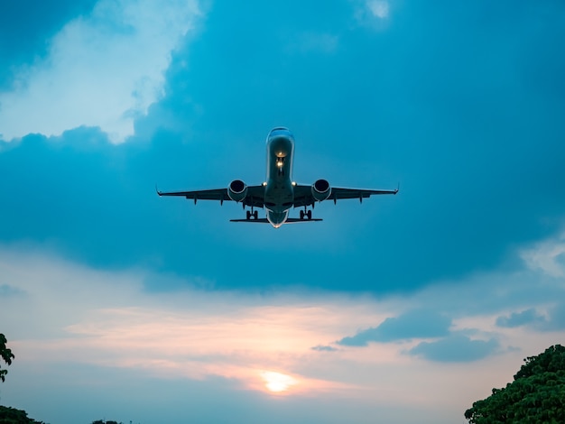 Flugzeuglandung in der Stadt Taipeh, Taiwan.