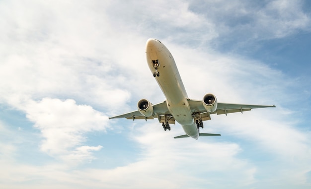 Flugzeuglandung und Hintergrund des blauen Himmels