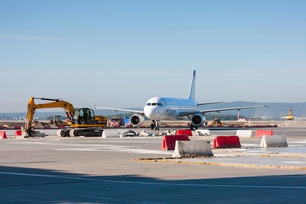 Flugzeugmanöver zwischen Baggern und Bulldozern