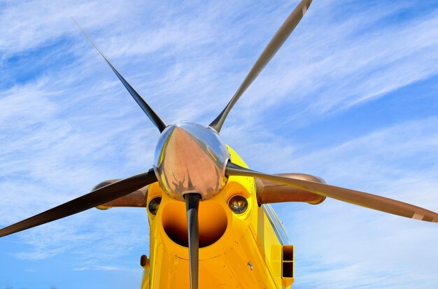 Flugzeugpropellermotor aus nächster Nähe gesehen. Flugzeugpropeller.