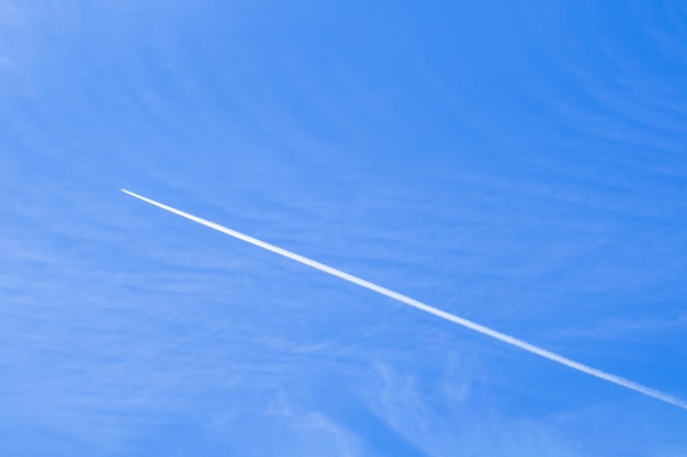 Flugzeugspur im blauen Himmel an einem sonnigen Tag