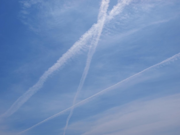 Flugzeugspuren am Himmel