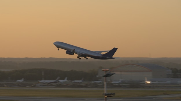 Flugzeugstart am Abend