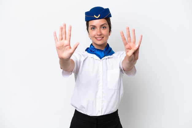 Flugzeugstewardess kaukasische Frau isoliert auf weißem Hintergrund zählt neun mit den Fingern
