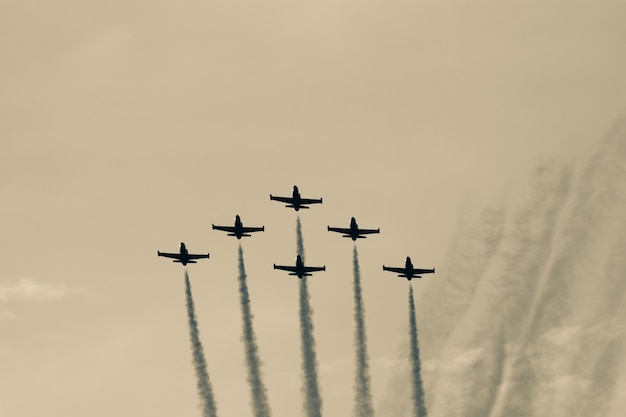 Foto flugzeugtrupp fliegt in formation