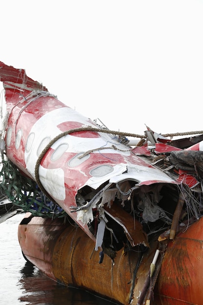 Flugzeugwrack am Ufer gegen klaren Himmel