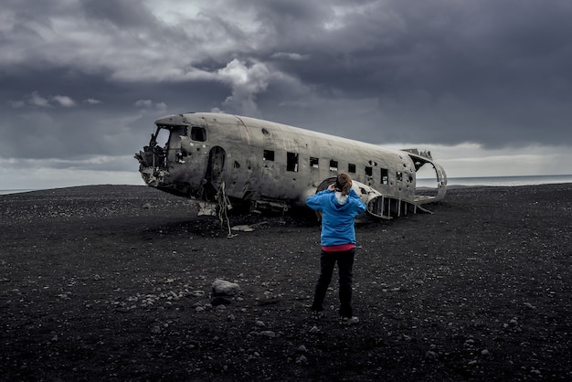 Flugzeugwrack im schwarzen Sandstrand in Island