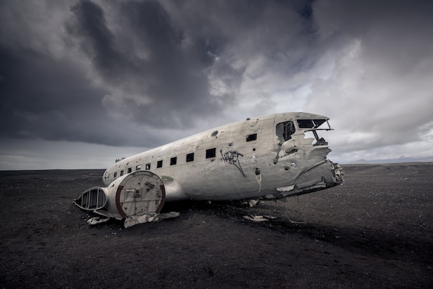 Flugzeugwrack im schwarzen Sandstrand in Island