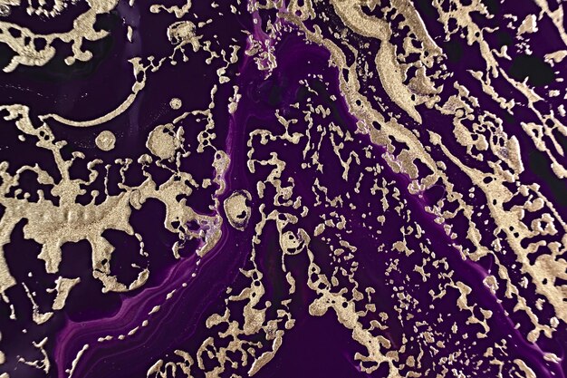 Fluid Art. Abstração a céu aberto de ouro metálico em fundo roxo