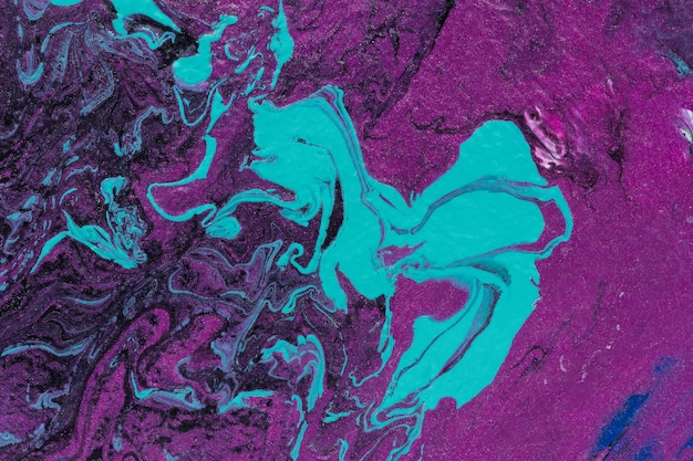 Fluid Art Lila Pink Türkis Farbe gemischt Trendfarbe Samtviolett 2022 Eine fließende glänzende Oberfläche