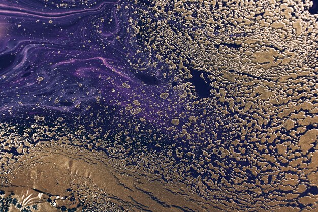 Fluid Art Partículas metálicas doradas y ondas violetas Fondo o textura de efecto mármol