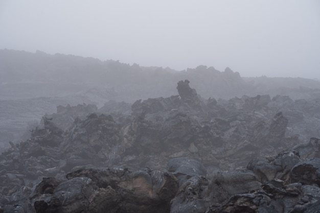 Foto el flujo activo de lava de un nuevo cráter en las laderas de los volcanes tolbachik - kamchatka, rusia