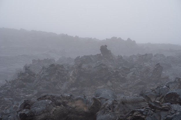 El flujo activo de lava de un nuevo cráter en las laderas de los volcanes Tolbachik - Kamchatka, Rusia