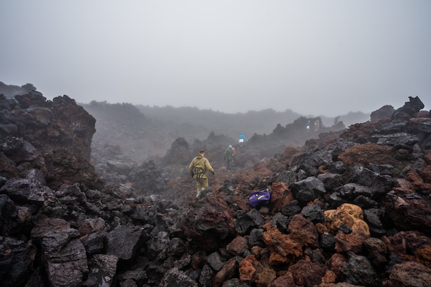 El flujo activo de lava de un nuevo cráter en las laderas de los volcanes Tolbachik