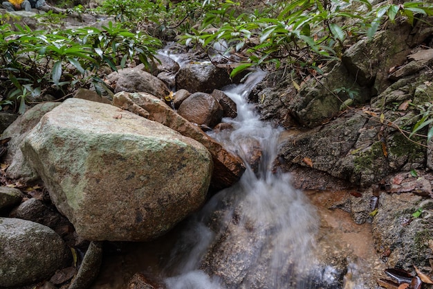 Flujo de agua en la cascada Tat Moel en el parque nacional de la montaña khuntanla cordillera de Khun Than del parque nacional de DoiKhun límite natural entre el norte de Lamphun Lampang