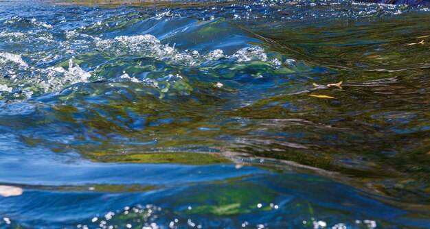 flujo de agua y spray de una piedra de cerca