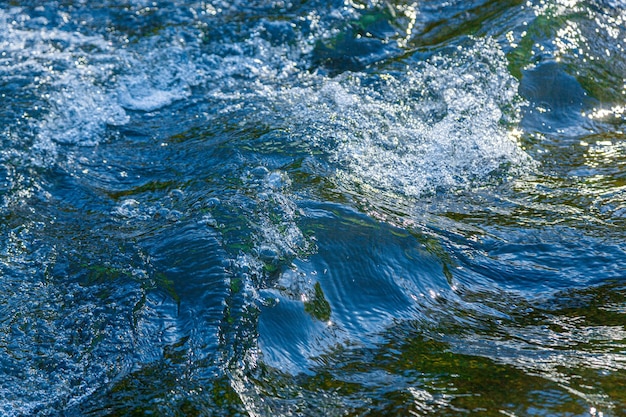 Flujo de agua y spray de una piedra.