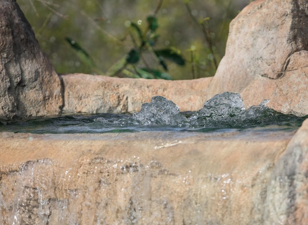 flujo de agua subterránea en las rocas