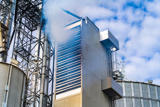 Flujo de aire de metal industrial y tuberías de aire acondicionado en el techo de una fábrica industrial Mantener el aire fresco y limpio por motivos de salud y seguridad Ambiente de trabajo limpio y saludable para el trabajo