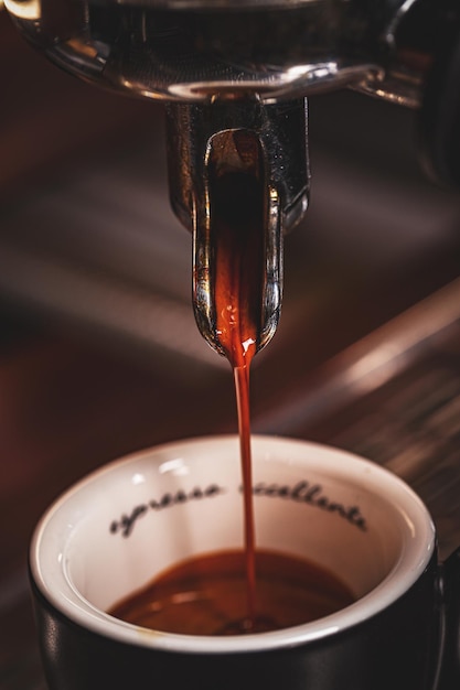 Flujo de café caliente a una taza