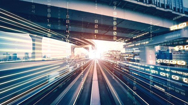 Flujo de datos digitales en la carretera en concepto de comunicación cibernética global y codificación con una visión de creación gráfica de transferencia de alta velocidad para mostrar una transformación digital ágil e innovación disruptiva.