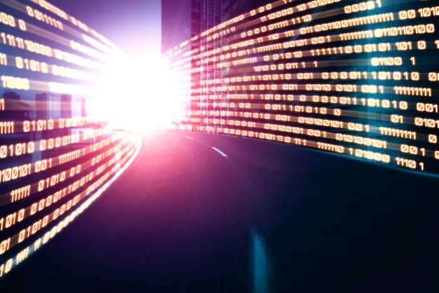 Flujo de datos digitales en carretera con desenfoque de movimiento para crear una visión de transferencia de alta velocidad