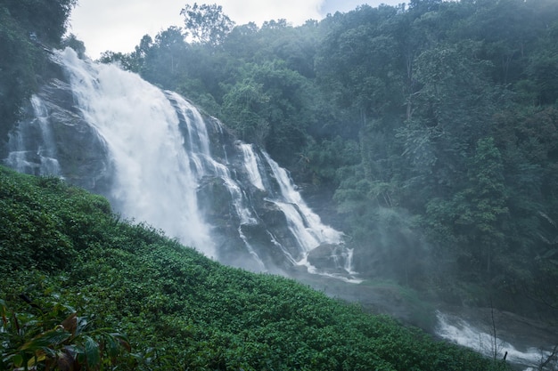 Flujo fuerte con neblina similar a la lluvia en el rocío de la cascada Vachirathan en el Parque Nacional Doi Inthanon