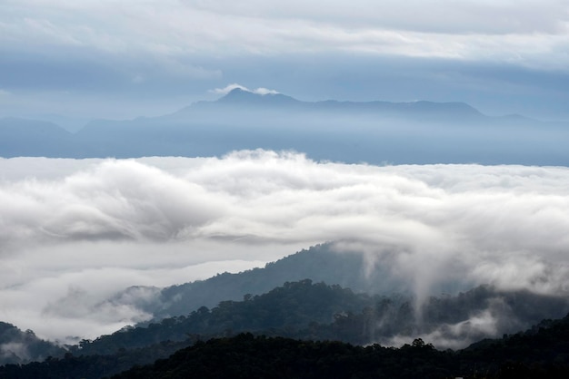 Flujo de niebla esponjosa sobre una montaña