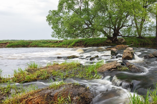 Flujo rápido de pequeñas piedras de río.