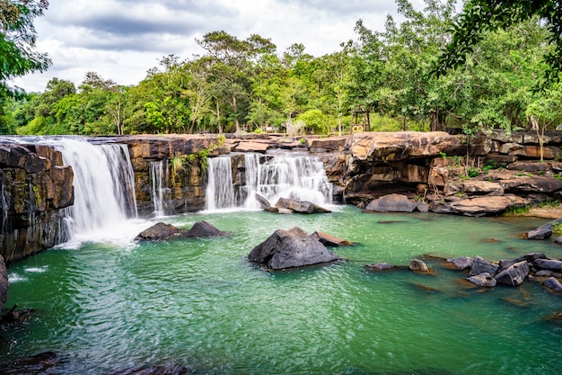 Flujo suave de una cascada Tadtone en Chaiyaphum Tailandia