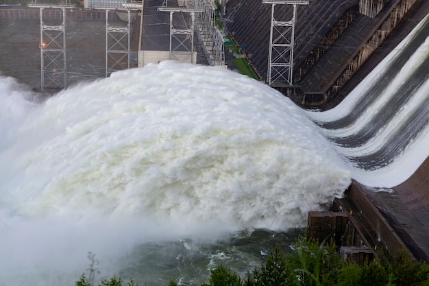 Flujos de agua en una central hidroeléctrica Producción de electricidad Ecología Cambio climático