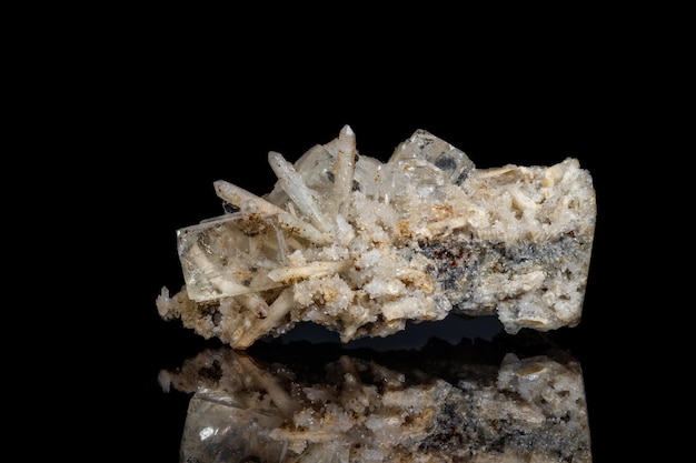 Fluorita de pedra mineral macro com quartzo contra fundo preto