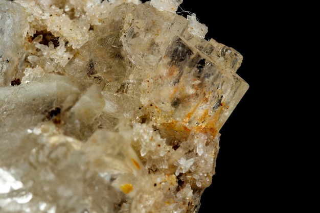 Fluorita de pedra mineral macro com quartzo contra fundo preto
