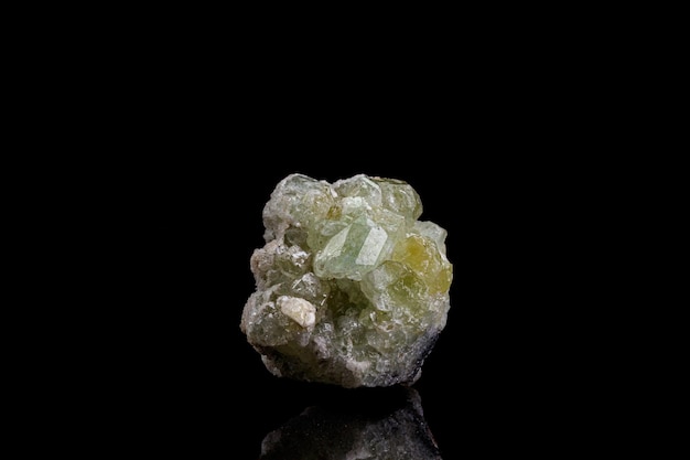 Fluorita mineral de pedra macro em um fundo preto