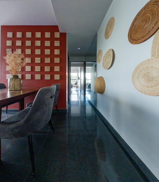 Flur einer Wohnung modernes Design Holz mexikanische Dekoration Granitböden