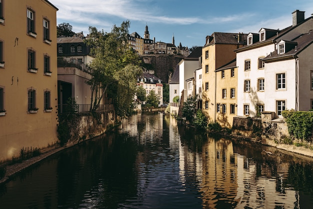 Fluss Alzette überquert die historische Altstadt von Luxemburg, genannt Grund