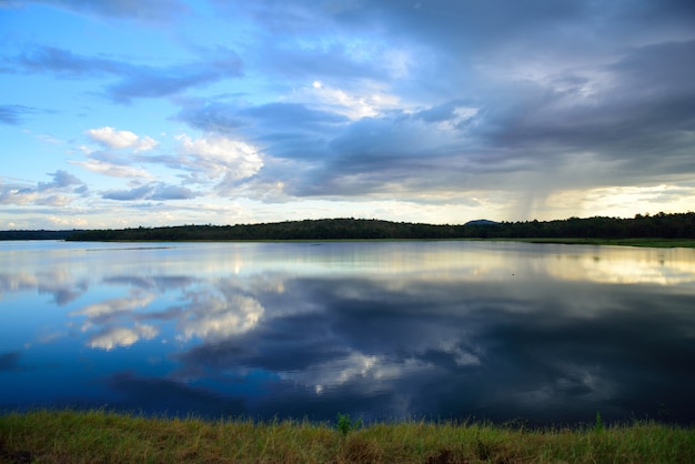 Fluss am blauen Himmel