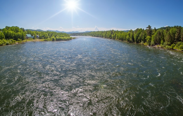 Fluss an einem sonnigen Sommertag