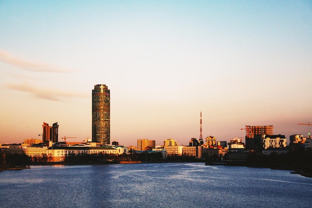 Fluss an Gebäuden gegen den Himmel bei Sonnenuntergang