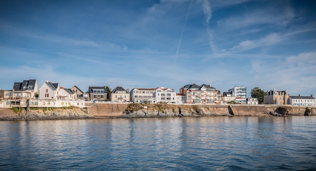 Foto fluss an gebäuden in der stadt gegen den himmel