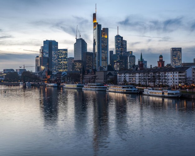 Foto fluss an stadtgebäuden gegen den himmel