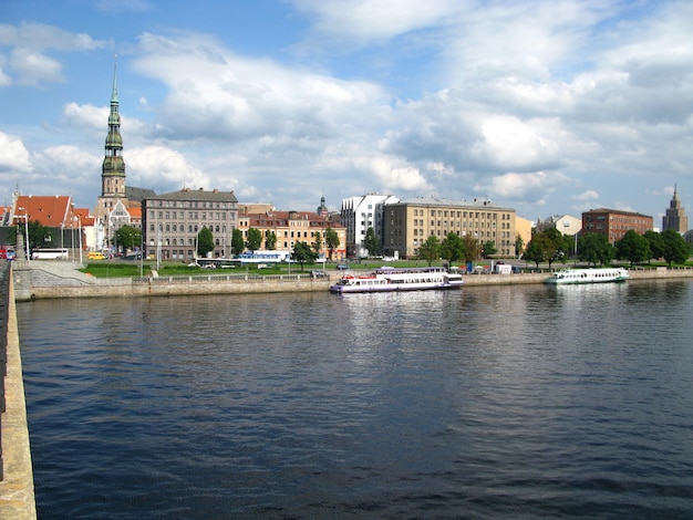 Fluss Daugava der Blick auf die Stadt Riga Lettland