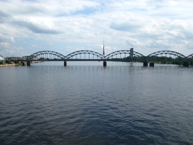 Fluss Daugava der Blick auf die Stadt Riga Lettland
