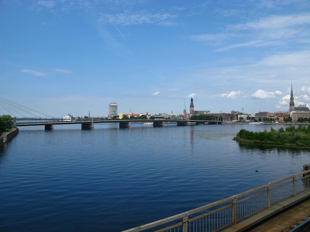 Fluss Daugava der Blick auf die Stadt Riga Lettland