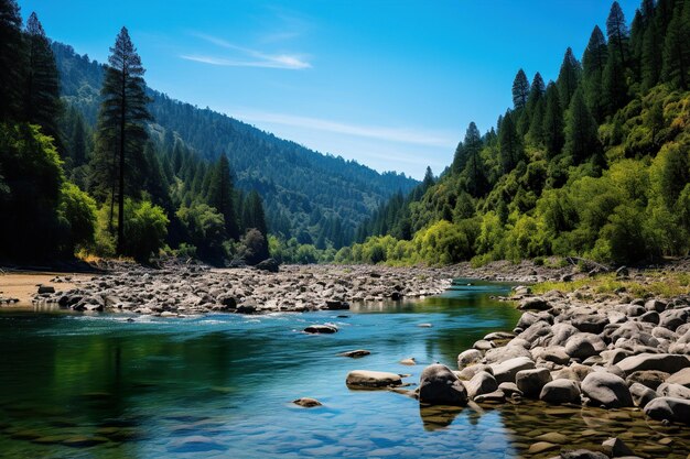 Fluss, der durch ein gebirgiges Gebiet fließt