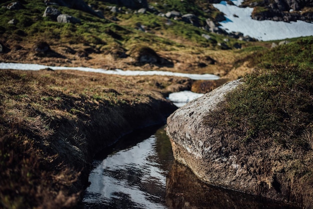 Fluss, der durch Felsen fließt