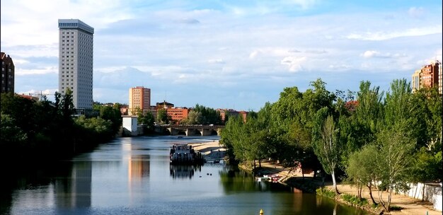 Fluss, der durch Stadtgebäude fließt