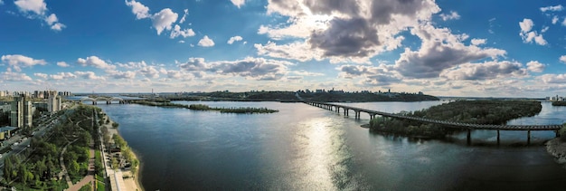 Fluss Dnjepr in Kiew Luftdrohnenansicht