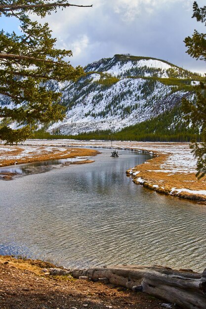 Fluss durch Yellowstone im Winter mit schneebedeckten Bergen