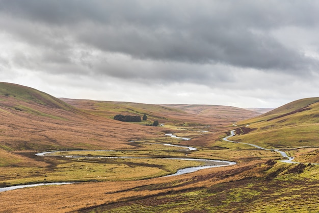 Fluss fließt in einem Tal in Wales